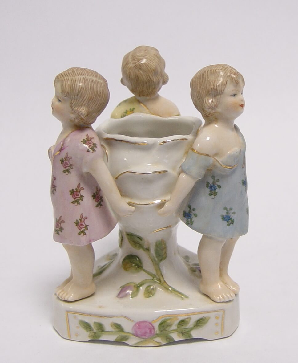 Porzellanfigur, Drei Kinder, Blumenvasen, Pastellkleidung, Vintage-Deko